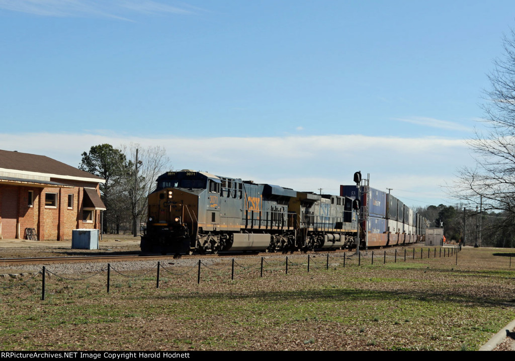 CSX 3071 leads train I038-08 across the diamonds